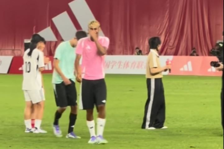 忍不住笑了😂一球员盘带后射门打出高射炮，亚马尔转身掩面大笑