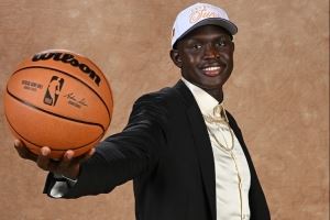 太阳主帅：马卢阿奇体型高大臂展出色 护筐能力非常突出