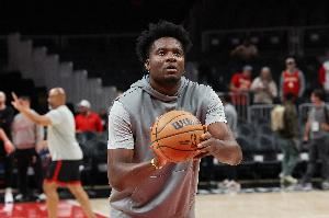 火媒：亚当斯打替补中锋足够&签卡佩拉稍显多余 后者没带来新东西