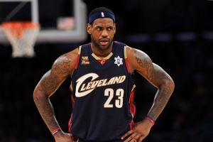 杨毅：詹姆斯决定1之前骑士对他像儿子伺候爸爸 老詹在球队横着走